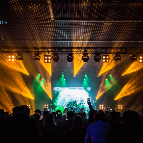 koncert-podczas-imprezy-moto-profil-lodz-2017-widok-na-scene-z-widowni