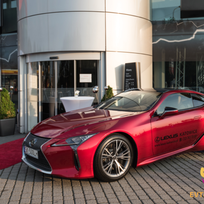 lexus-premiera-motoryzacyjna-2017-prezentacja-samochodu-przed-salonem