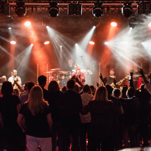 koncert-podczas-imprezy-dla-jbl-2018-kamil-bednarek-z-uczestnikami-wydarzenia
